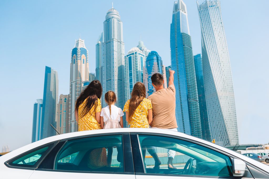 семья указывает на здания Дубая