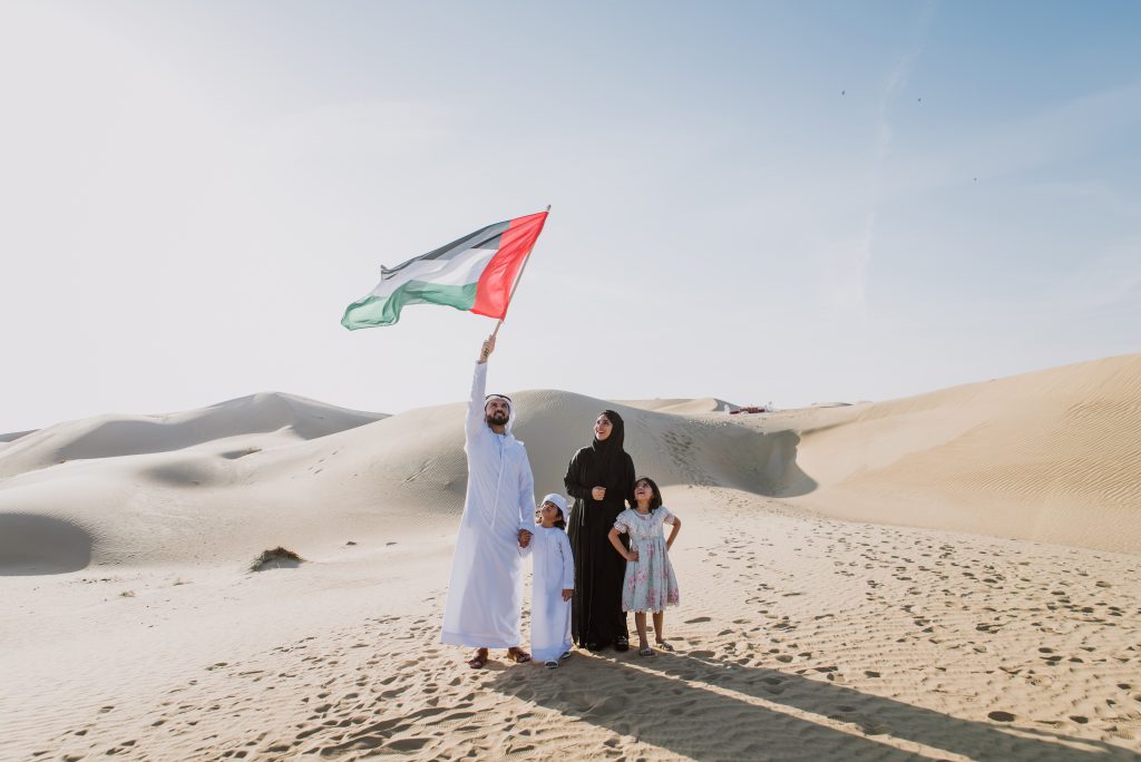 арабская семья в дубае в пустыне у Дубая