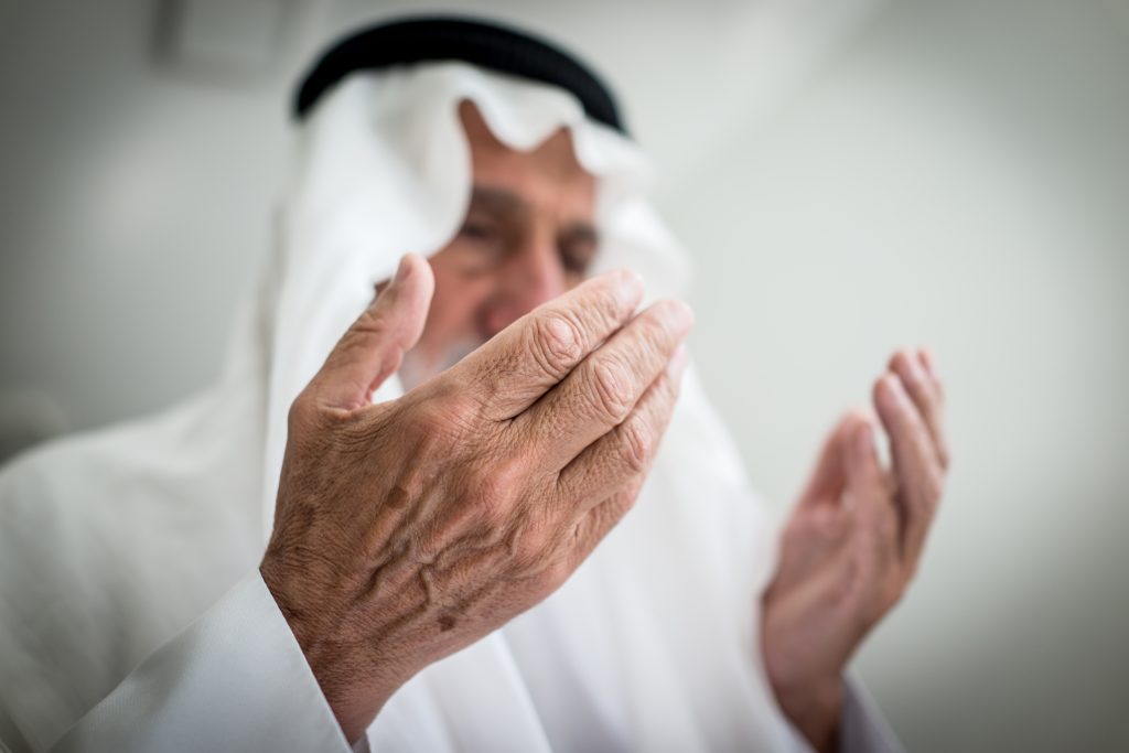 мусульманин молится в Дубае во время Рамадана