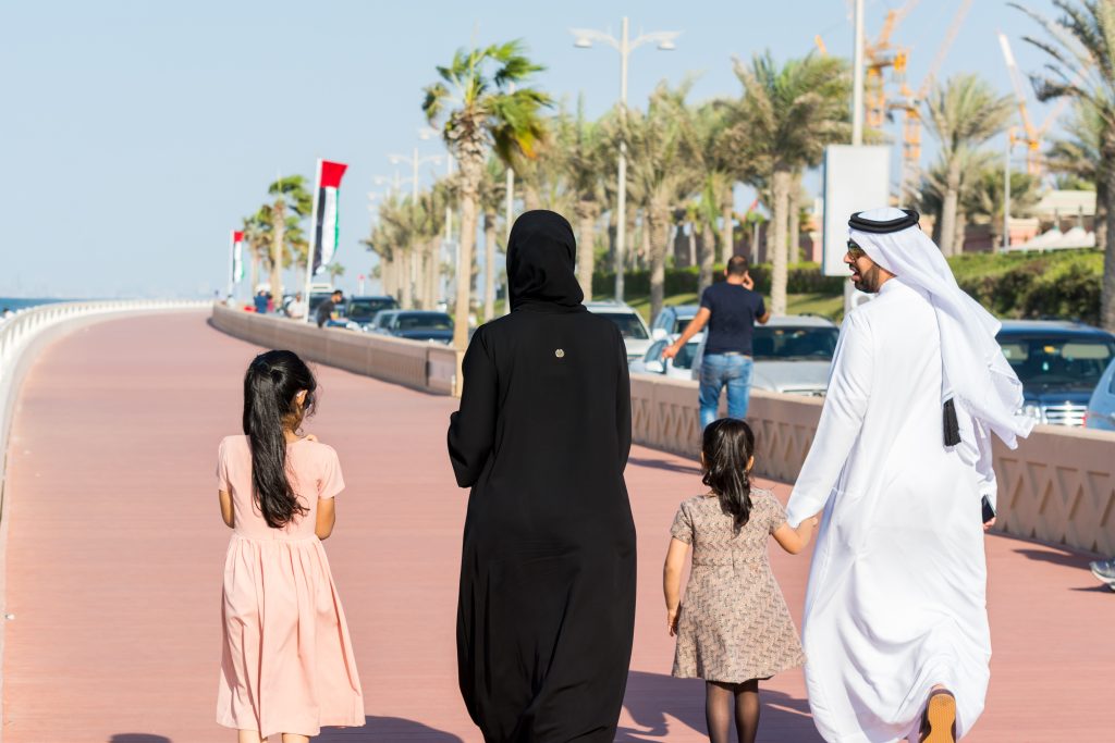 семья на набережной Дубая