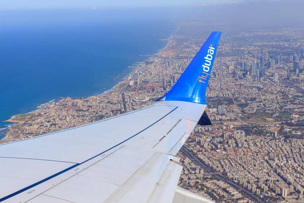 самолет авиакомпании FlyDubai над Тель-Авивом